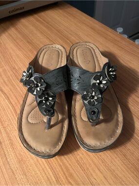 Women's Black Floral Thong Sandals with Cushioned Footbed orthopedic cushioning